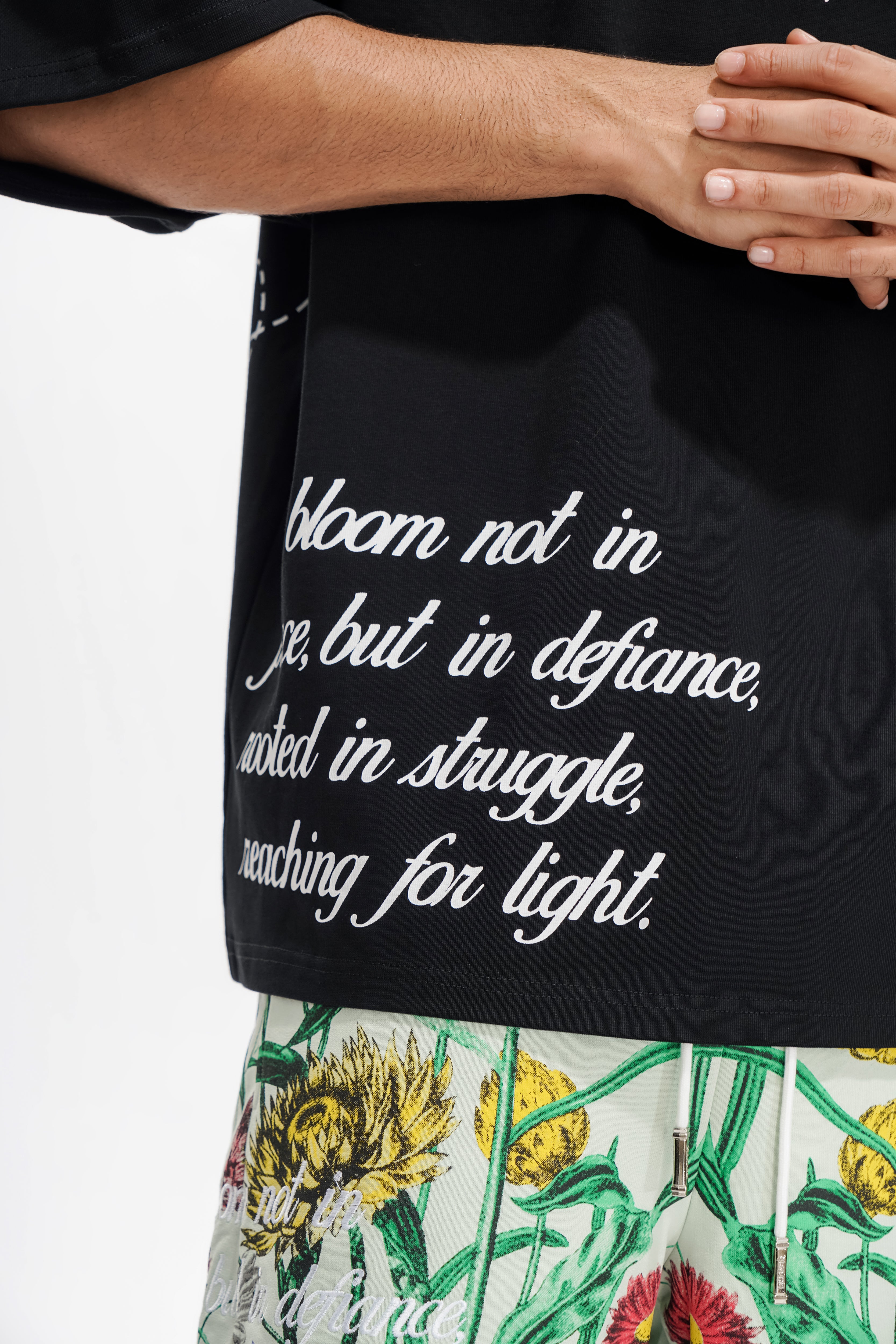 T-SHIRT NOIR GRANDI DANS LA GUERRE