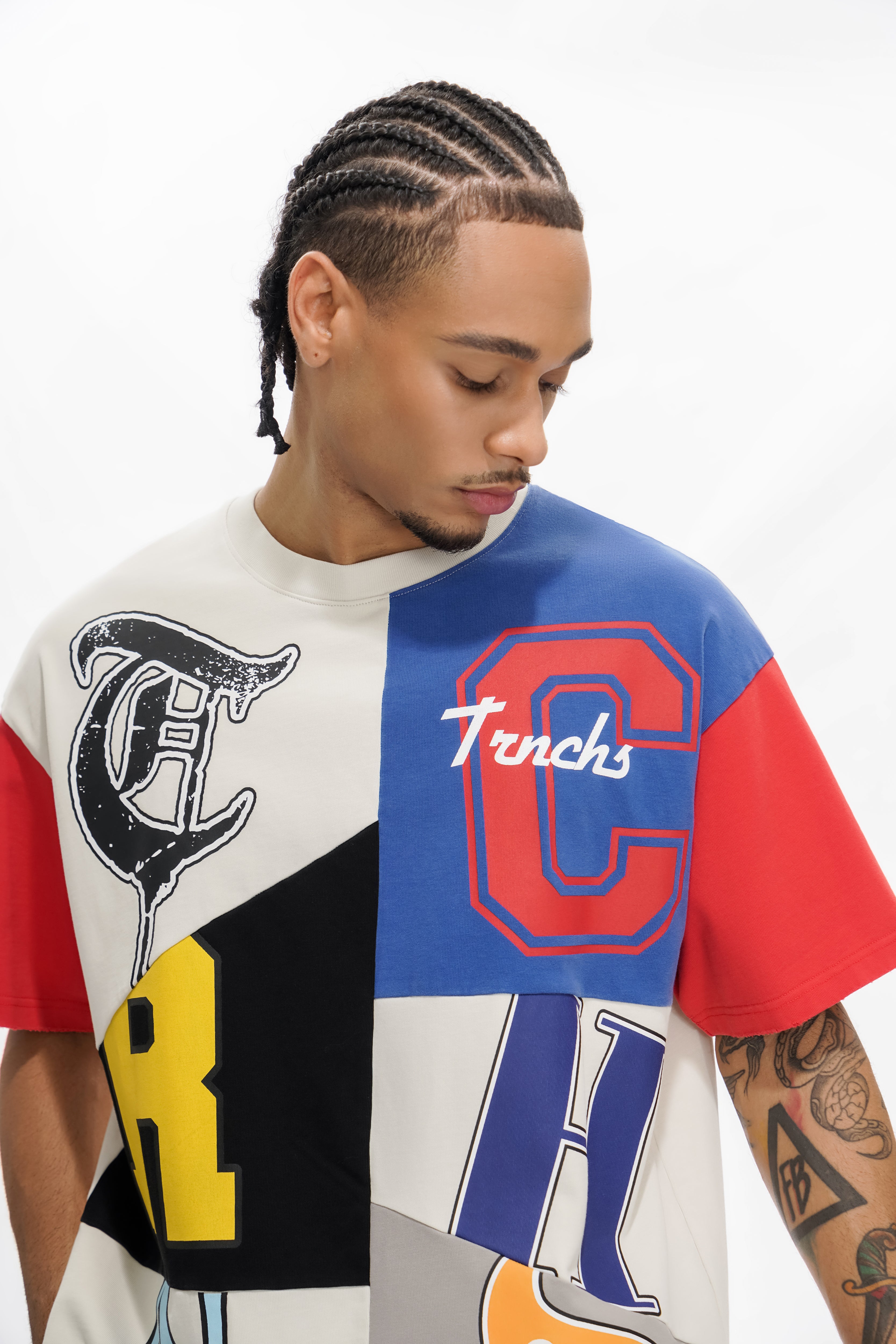 Mehrfarbiges T-Shirt „ACADEMIC WARFARE“